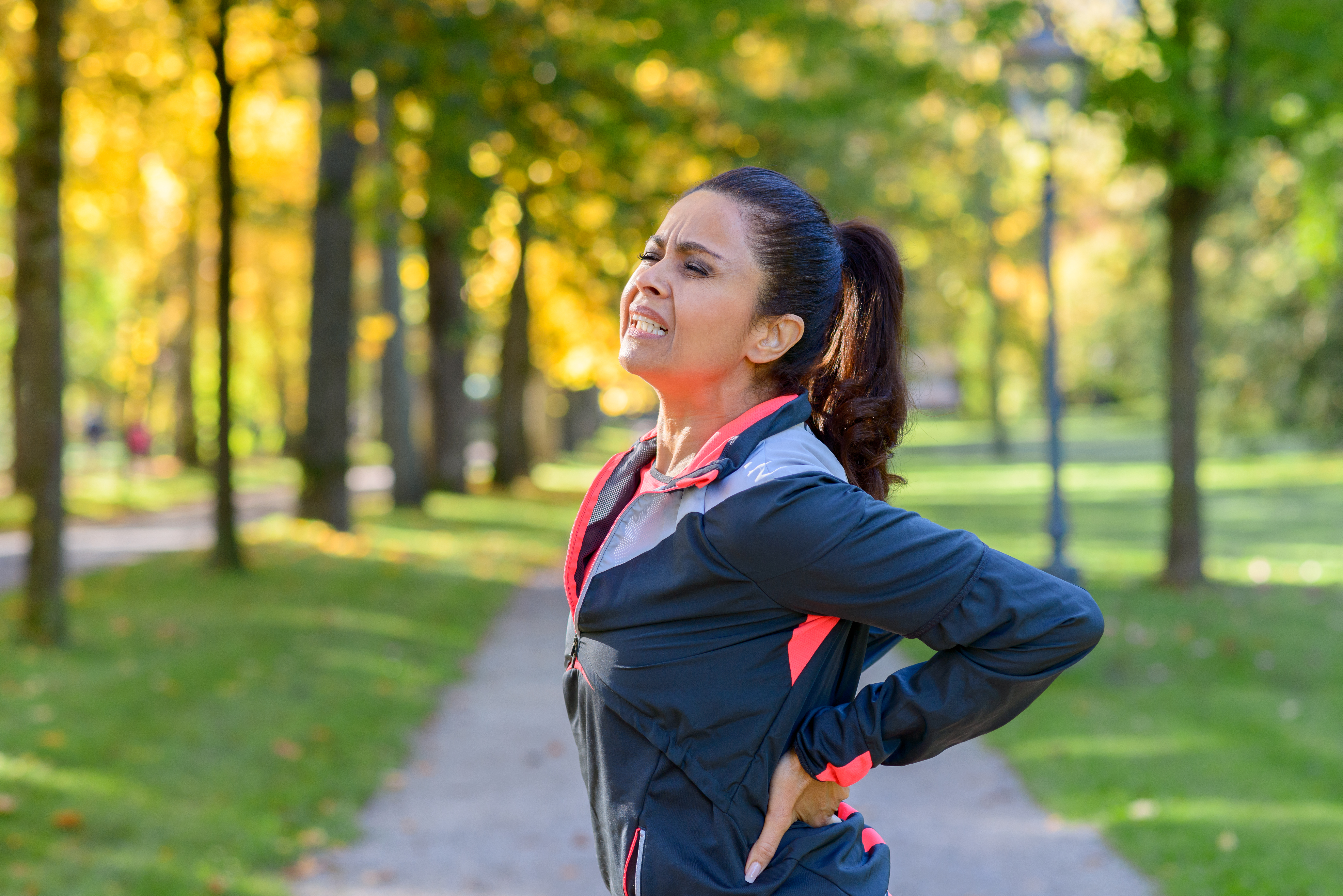 woman struggling with middle back pain